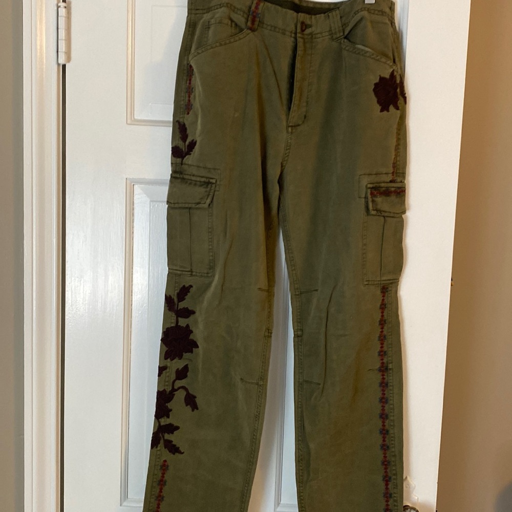 Absolutely gorgeous embroidered Sundance soft high waisted cargo pants!